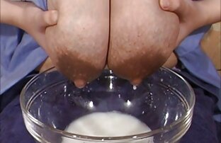 XXX 女の子はセクシーな女子高生の外観を着て 女性 向け エッチ 無料 動画