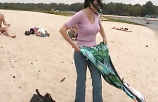 XXX 彼女の息子の家の庭で犯された母 エッチ 動画 女子 向け